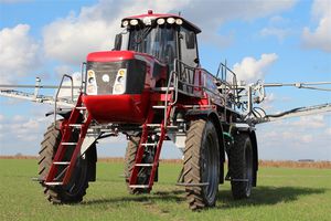 small farm sprayer / self-propelled / folding arms / pneumatic
