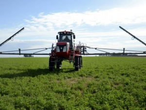 self-propelled sprayer / folding arms