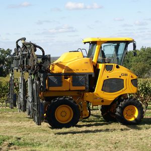 viticulture sprayer / self-propelled / folding arms