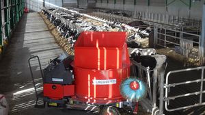 self-propelled straw blower / for square bales / electric / for sawdust