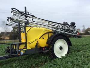 trailed sprayer / folding arms