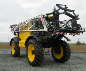 self-propelled sprayer / folding arms / centrifugal / adjustable ground clearance