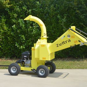towed wood chipper / gasoline engine / hydraulic