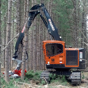 tracked forestry harvester / with crane