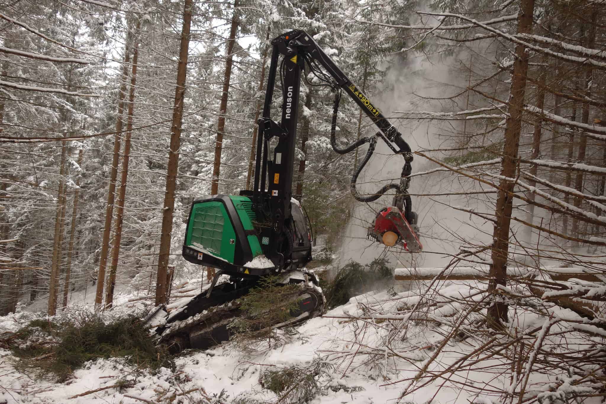 Harvester De Esteiras Hvt Neuson Forest Gmbh Grua Para