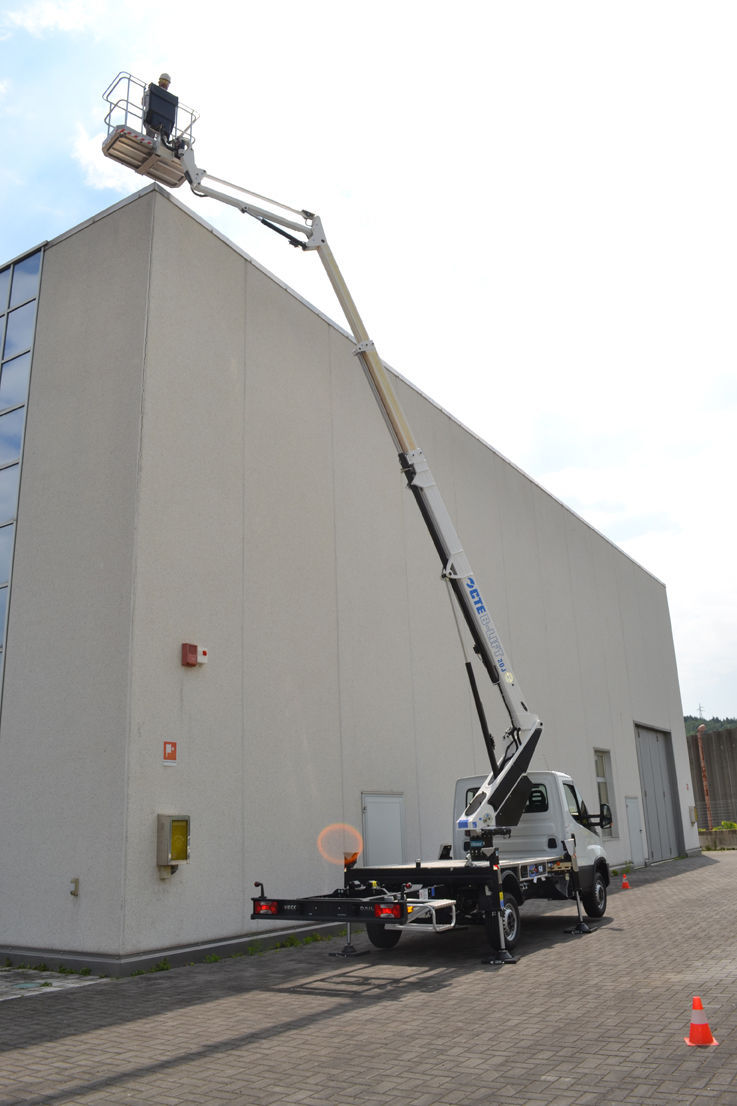 LKW-montierte Schneidebühne - B-LIFT 20 J - CTE SpA - Für Grünanlagen