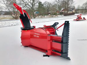 angebaute Schneefräse
