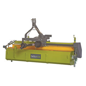 angebaute Kehrmaschine