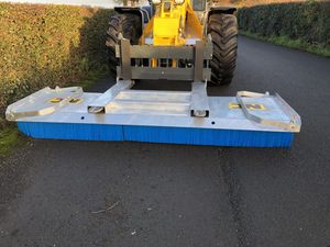 angebaute Kehrmaschine