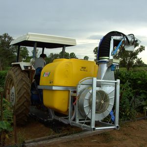 geschleppter Zerstäuber / traktormontiert / für Weinbau / mit Kanone