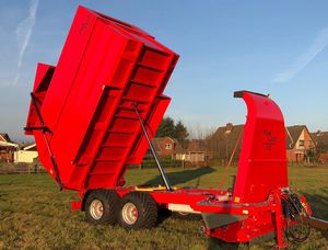 Anhänger mit Mähmaschine