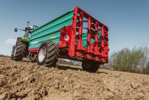 Gezogener Stalldungstreuer - MINIFEX 550 - Farmtech d.o.o. - mit senkrechtem Streuer / einachsig