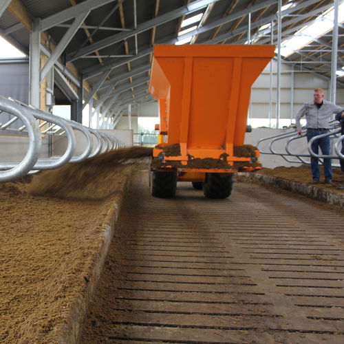 Angebaute Einstreumaschine - ZX series - Flingk Machinebouw B.V. - für Sägemehl / selbstentladend