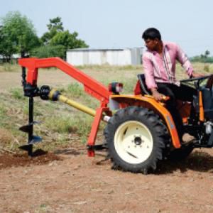 Pfostenbohrer mit Dreipunktanbau - VST Tillers Tractors Ltd. - traktormontiert