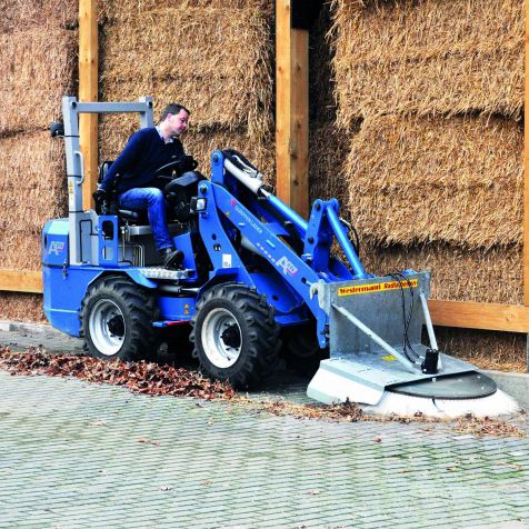 Kehrmaschine auf Gabelstapler montierte - Radialbesen R 1200, R 1400 - Westermann GmbH & Co. KG - mit Eigenantrieb / für Straßen / Stall
