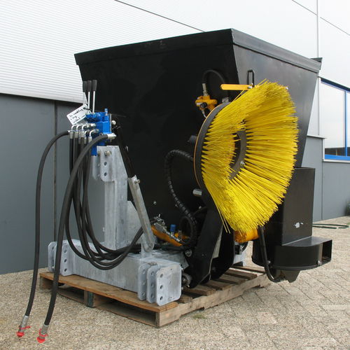 Automatisches Fütterungssystem / für Rinder - Agricom - traktormontiert / Trichter