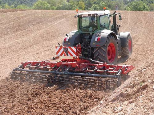 Angebauter Grubber - CR-VER series - Vila Maquinaria Agricola - montiert