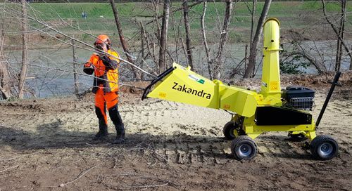 Anhänger-Holzhäcksler - Zakandra - AGRINOVA Srl - angebaut / mit Eigenantrieb / benzinbetrieben