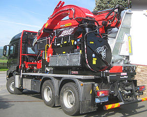LKW-montierter Häcksler - 11 NMV - MUSMAX - dieselbetrieben / mit Kran / mit hydraulischem Einzug