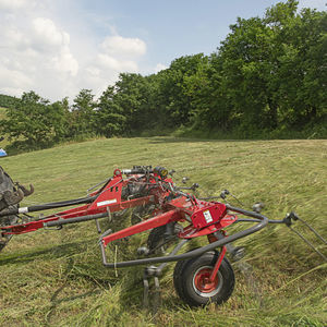 henificadora montada en tractor