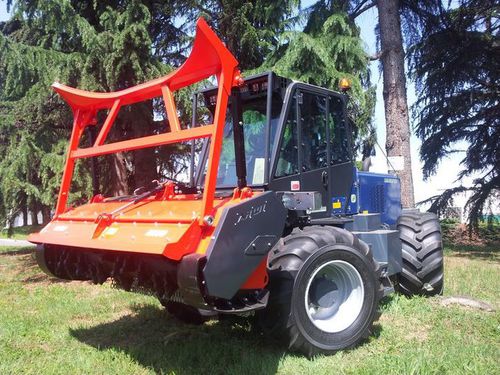 Trituradora de eje horizontal remolcado - M550M - AHWI Maschinenbau GmbH - de martillos / forestal / de toma de fuerza