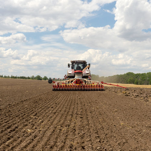 Sembradora en hileras con tolva - AEROSEM F - PÖTTINGER Landtechnik GmbH - de disco / 24 hileras / con sistema de distribución de fertilizante