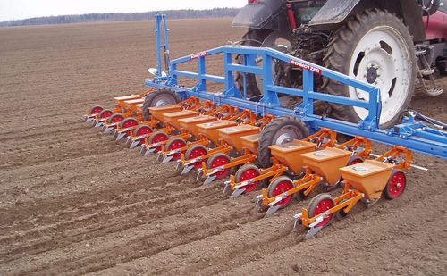 Sembradora de precisión de disco - UD 2000 - Maschinenfabrik SCHMOTZER GmbH - montada en tractor