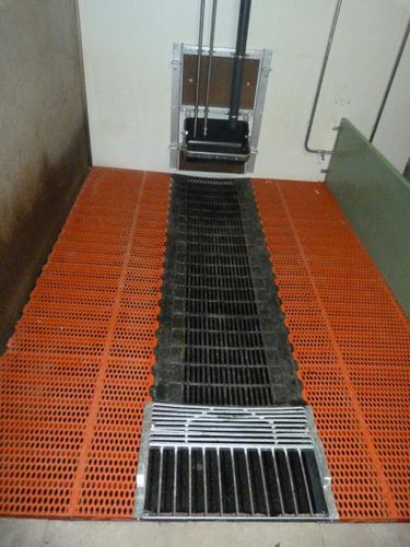 Tarima de plástico - APA Floors B.V. - de acero inoxidable / de fibra de vidrio / para la ganadería porcina