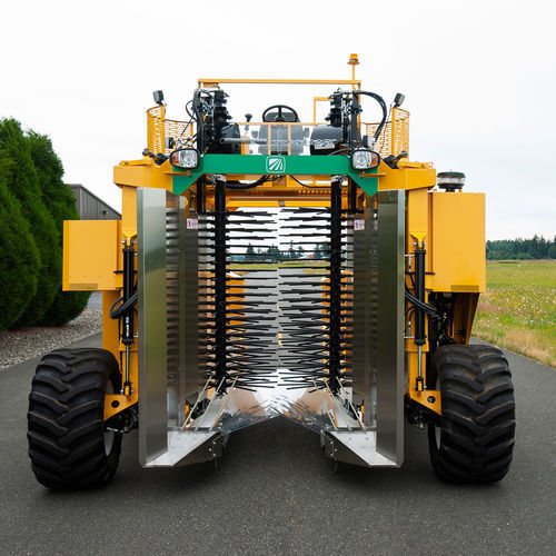 Cosechadora para arándanos - 8140 - Oxbo International Corporation - autopropulsada / 1 hilera