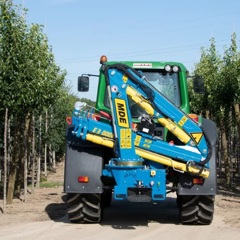 Cargadora forestal montada en tractor - 4000E3 - MDE Machinebouw bv - de brazo articulado