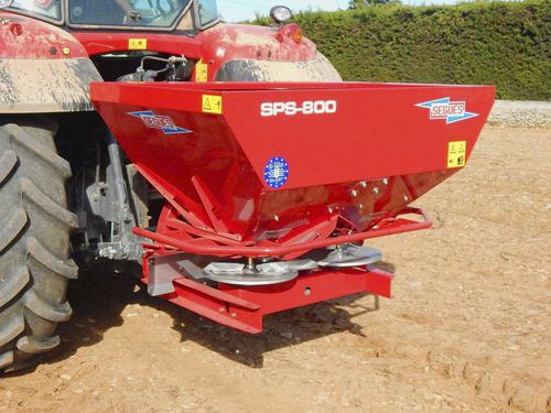 Abonadora con enganche en tres puntos - SPS-SVX - MAQUINARIA AGRICOLA SEGUES, SL - para fertilizante sólido / de gran anchura / de doble disco
