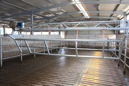 Empujador de vacas con actuador eléctrico - FARMTEC a.s.