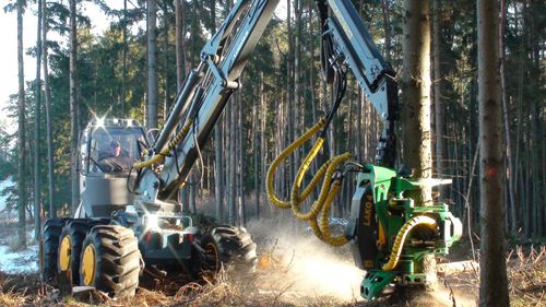 Procesadora forestal con neumáticos - H50 - Strojírna Novotny s.r.o. - con grúa