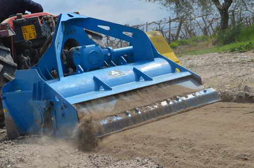 Trituradora de piedras con ajuste hidráulico - T series - OMATECH - para viñedos
