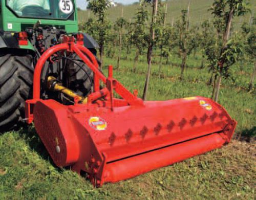 Trituradora de eje horizontal trasero - KM - AGROselection GmbH - de martillos / forestal / para grandes cultivos