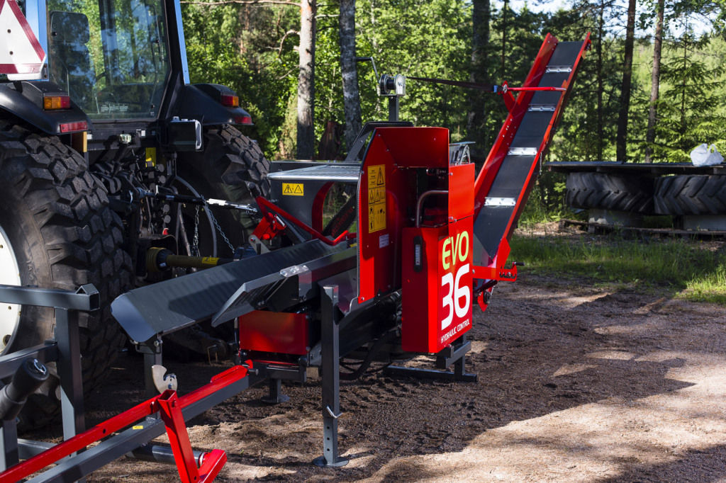 Combiné scie fendeuse avec tronçonneuse EVO 36 HC Agromaster Oy avec convoyeur à bande