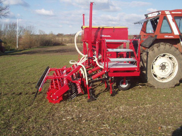 Semoir En Ligne Pneumatique - CMN Maskintec - Monté Sur Cultivateur