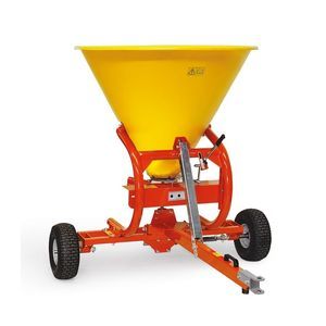 distributeur d'engrais monté sur tracteur