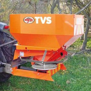 distributeur d'engrais monté sur tracteur