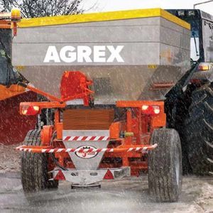 distributeur de sel monté sur tracteur