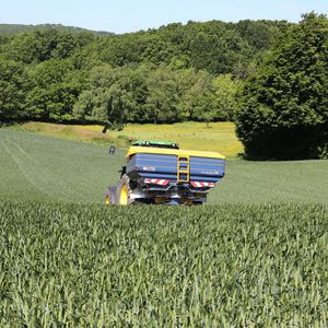 épandeur d'engrais monté sur tracteur