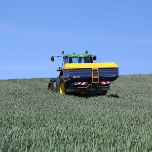 distributeur d'engrais monté sur tracteur