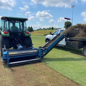 balayeuse montée sur tracteur