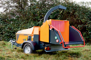 broyeur de branches tracté