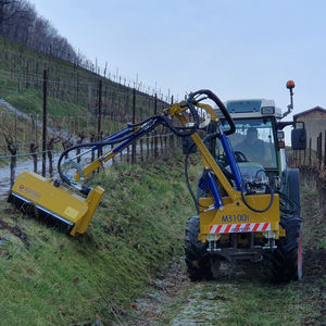 débroussailleuse hydraulique montée sur tracteur