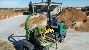 broyeur de branches monté sur camion