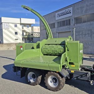 broyeur de branches tracté