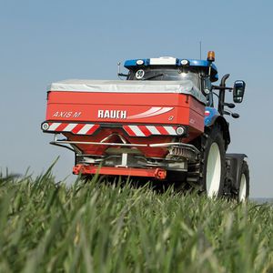 épandeur d'engrais monté sur tracteur