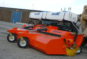 balayeuse montée sur tracteur