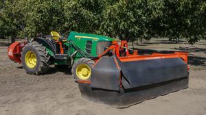 balayeuse montée sur tracteur